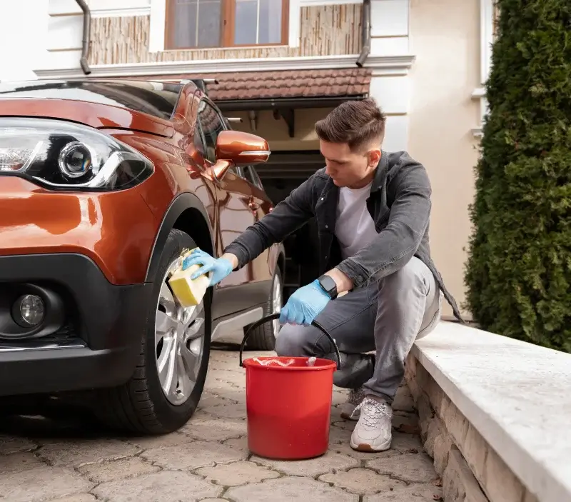 Lavage auto à domicile Montreuil-sur-Maine : professionnel intervenant sur un véhicule